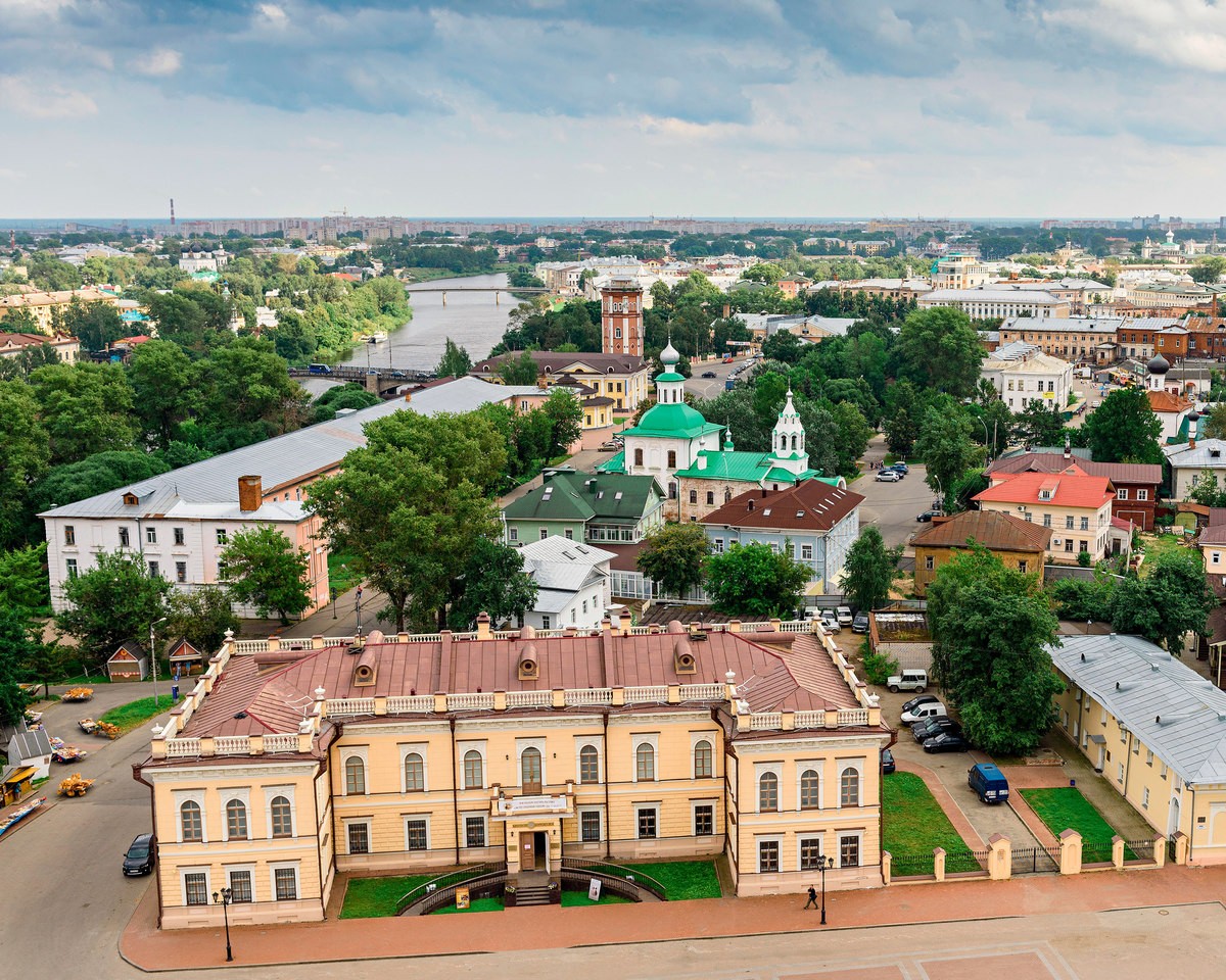 В городе, где